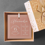 Baby Name Script & Birth Stats Pink Keepake Ornament Aus Glas<br><div class="desc">Ankündigen und begrüßen Sie die Ankunft Ihres neuen Babys mit unserer einfachen und modernen Ankündigung der Geburt halten Sake-Ornament. Das schlichte und elegante Design zeigt den Namen des Babys in Schrift, Geburtsdatum, Geburtsdatum und Geburtsdaten schön an. Die Hintergrundfarbe lässt sich leicht ändern, indem Sie auf Details klicken und mit dem...</div>