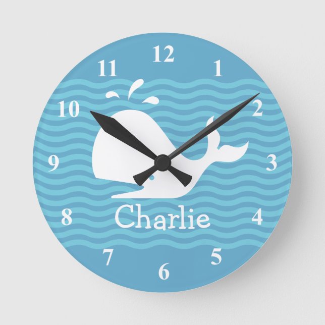 Baby name wall clock with cute whale in wavey sea runde wanduhr (Vorderseite)