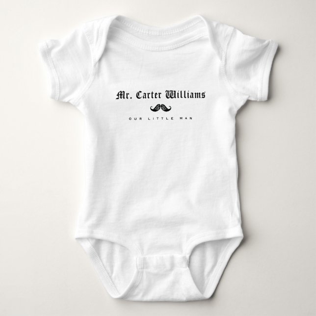BABY OUTFIT ONSIE | Moderner Script Mustache Boy Strampler (Vorderseite)