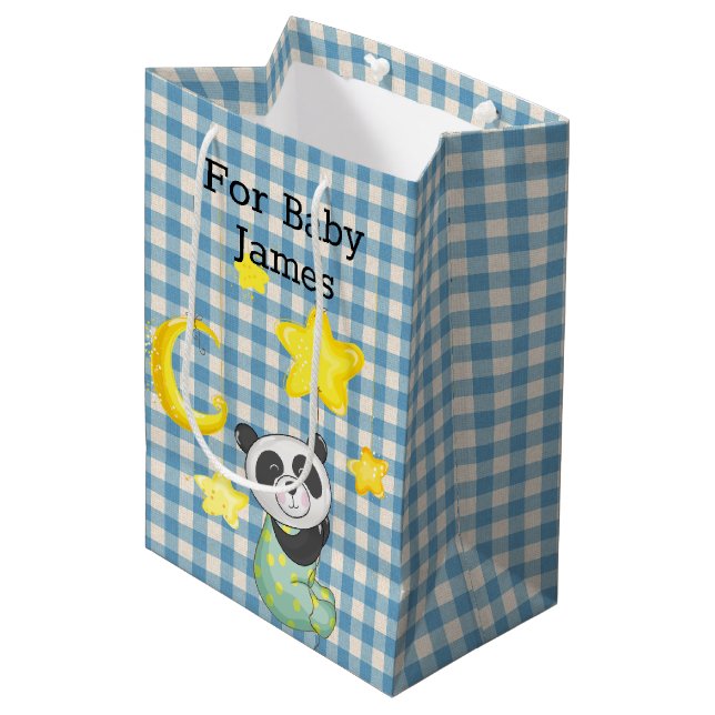 Baby Panda mit Moon und Stars Wrapping Paper Mittlere Geschenktüte (Vorderseite Schrägansicht)