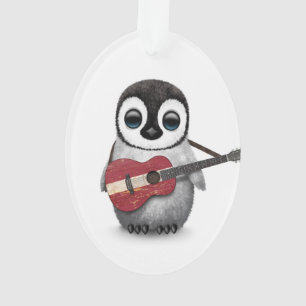 Baby-Pinguin, der lettische Flaggen-Gitarre spielt Ornament