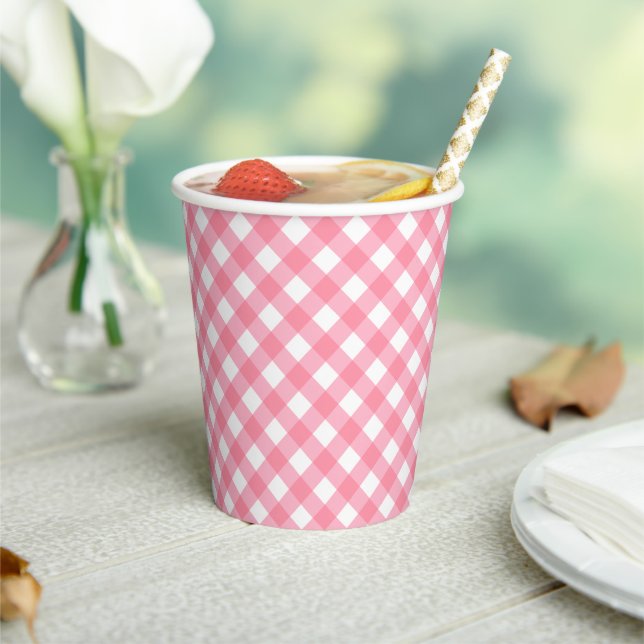 Baby Pink Gingham Paper Cups Pappbecher (In Situ)