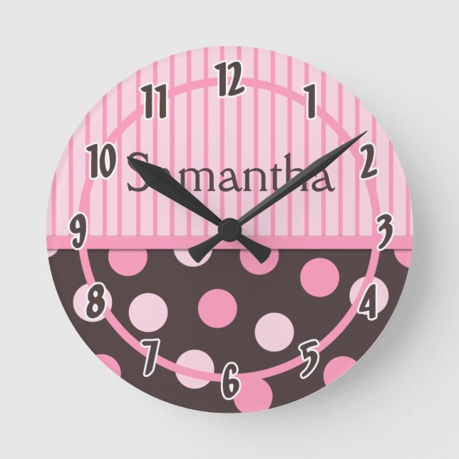 Baby Pink Modern Mod Polka Dot Personalisiert Cloc Runde Wanduhr (Vorderseite)