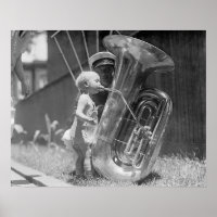 Baby Playing Tuba, 1923. Vintages Foto