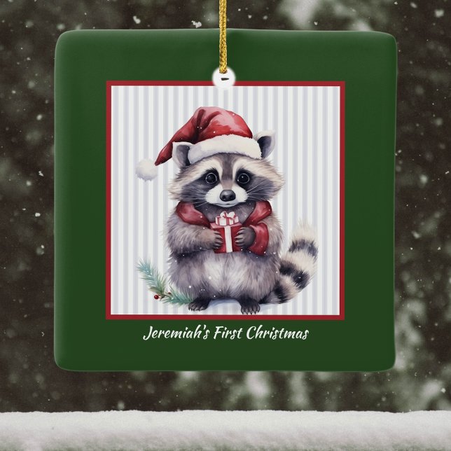Baby Raccoon Holding Geschenkkind's First Christma Keramikornament (Von Creator hochgeladen)