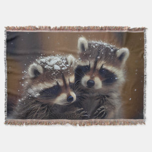 Baby-Raccoons stürzen sich im sinkenden Schnee Decke