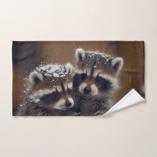 Baby-Raccoons stürzen sich im sinkenden Schnee Handtuch