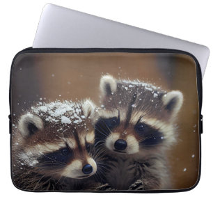Baby-Raccoons stürzen sich im sinkenden Schnee Laptopschutzhülle