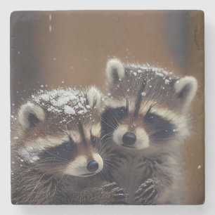 Baby-Raccoons stürzen sich im sinkenden Schnee Steinuntersetzer