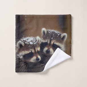 Baby-Raccoons stürzen sich im sinkenden Schnee Waschlappen