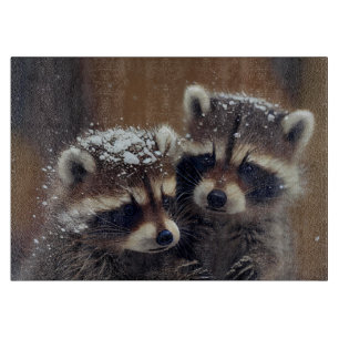 Baby Raccoons stürzen sich in Fallschneeglas Schneidebrett