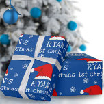 Baby`s First Christmas Blue Weihnachtsmannmütze Sn Geschenkpapier<br><div class="desc">Baby`s erstes Weihnachts Blue Weihnachtsmannmütze Snowflake Wrapping Paper. Niedliches Baby First Christmas Design mit einer Weihnachtsmannmütze,  Schneeflocken und einem Babynamen in einem weißen Drehbuch auf blauem Hintergrund - personalisieren Sie mit dem Namen Ihres Babys.</div>