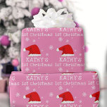Baby`s First Christmas Pink Weihnachtsmannmütze Sn Geschenkpapier<br><div class="desc">Baby`s erste Weihnachts Rosa Weihnachtsmannmütze Schneeflocke Wrapping Paper. Niedliches Baby First Christmas Design mit einer Weihnachtsmannmütze,  Schneeflocken und einem Babynamen in einem weißen Drehbuch - personalisieren Sie mit dem Namen Ihres Babys.</div>