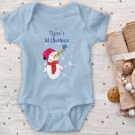 Baby`s I Christmas Niedlich Snowman Snowflake Boy Baby Strampler<br><div class="desc">Baby`s 1. Weihnachten Niedlich Snowman Snowflake Boy Baby Bodysuit. Niedlicher Schneemann mit Schneeflocke auf der Nase und weiße Schneeflocken in verschiedenen Formen und Größen. Passen Sie Ihren Namen und Ihren Text an und machen Sie einen süßen Sake für das erste Weihnachtsfest des Babys.</div>