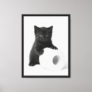 Baby Schwarzkätzchen bewacht Toilettenpapierrolle  Leinwanddruck