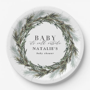 Baby seine kalte Außendusche im Winter. Pappteller