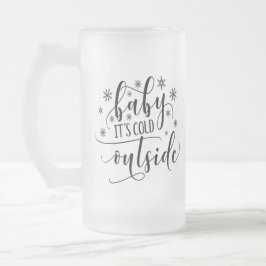 Baby seine kalte Tasse im Freien