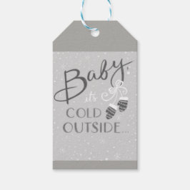 Baby seine Kälte vor dem Geschenkteller Geschenkanhänger