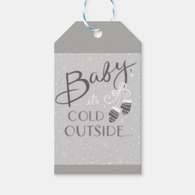 Baby seine Kälte vor dem Geschenkteller Geschenkanhänger (Vorderseite)