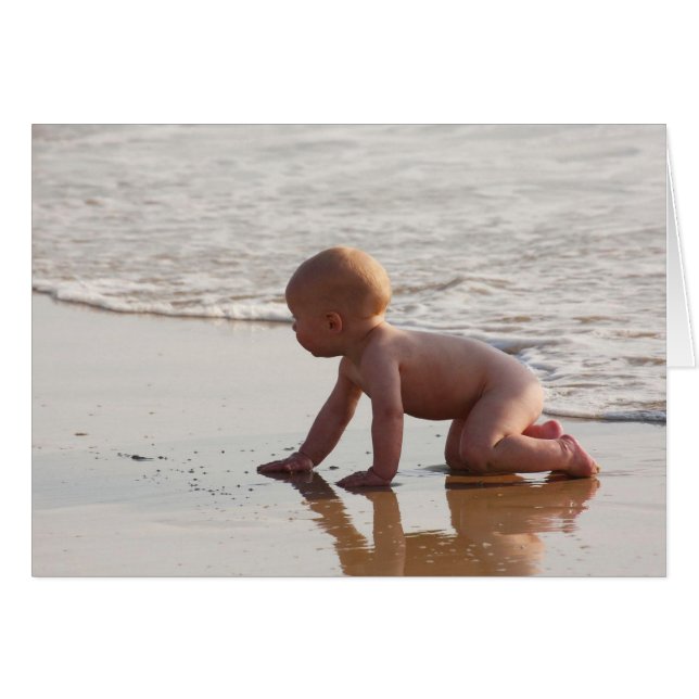 Baby spielt im Sand am Strand (Vorderseite (Horizontal))