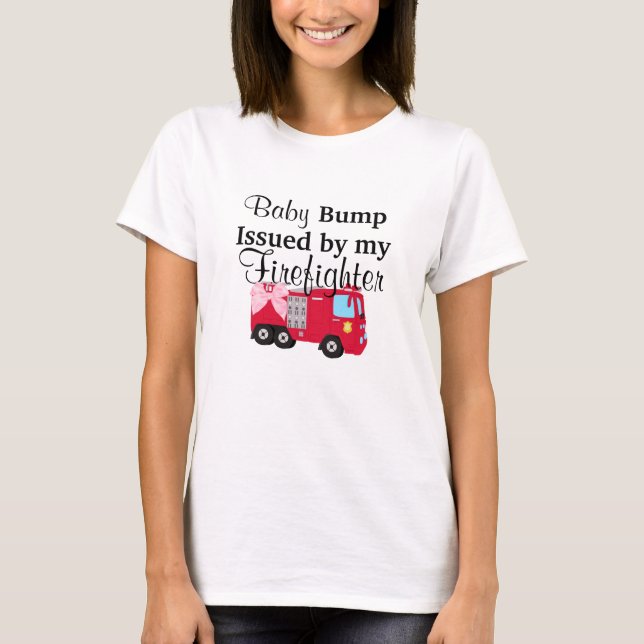 Baby-Stoß herausgegeben durch mein T-Shirt (Vorderseite)