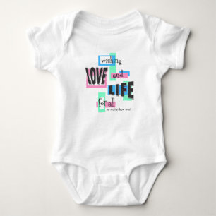 Baby-T-Shirt oder einteiliger Anzug. Baby Strampler