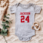 Baby Team Jersey Nummer und Monogramm Baby Strampler<br><div class="desc">Maßgeschneiderte Babybekleidung,  personalisiert mit Ihrem Namen Monogramm und Team Jersey Nummer oder anderem Text. Klicken Sie auf Anpassen,  um Textfarben und Schriftart zu bearbeiten oder die Kleidungsfarbe und den Stil zu ändern. Ideal,  um Ihr Lieblings-Sportteam oder Ihren Spieler zu unterstützen!</div>