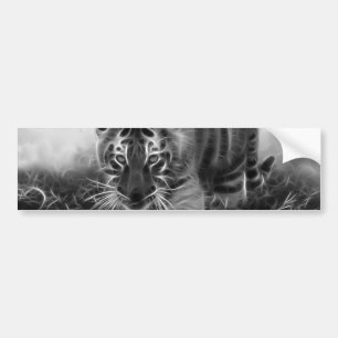 Baby-Tiger, der in Schwarzweiss sich anpirscht Autoaufkleber