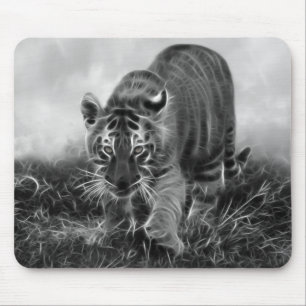 Baby-Tiger, der in Schwarzweiss sich anpirscht Mousepad