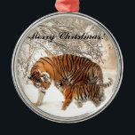 Baby tiger und Tiger Mom in einem verschneiten Wal Silbernes Ornament<br><div class="desc">Baby tiger und Tiger Mom in einem schneebedeckten Wald auf dem Berg. Schöne Winterszene auf dem Foto: Eine niedliche Tigermutter läuft durch einen schneebedeckten Bergwald. Schnee Weihnachtsgeschenke tiger, Tiger und cub, Schnee Montain Winter Szene, Schnee Landschaft Berg Wald wild, Tiger cub Schnee, Tiger baby, wilde tiere, wild life winter montain,...</div>