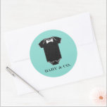BABY u. Co besprühen kleine Mann-Baby-Dusche Party Runder Aufkleber<br><div class="desc">Liebling,  haben viel dieser fabelhaften Aufkleber an Hand für Ihr Baby-Party.  Personifizieren Sie sie,  wenn Sie wählen,  sie sind gerade eine andere Weise,  eine spezielle Touch Ihrem Party hinzuzufügen.  Suchen Sie nach anderen Spaßideen alles Teil der BABY- u. Co.-Sammlung.</div>