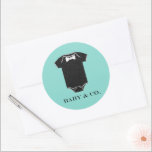 BABY u. Co besprühen kleine Mann-Baby-Dusche Party Runder Aufkleber<br><div class="desc">Liebling,  haben viel dieser fabelhaften Aufkleber an Hand für Ihr Baby-Party.  Personifizieren Sie sie,  wenn Sie wählen,  sie sind gerade eine andere Weise,  eine spezielle Touch Ihrem Party hinzuzufügen.  Suchen Sie nach anderen Spaßideen alles Teil der BABY- u. Co.-Sammlung.</div>