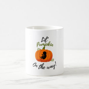 Baby und Kürbis, Neugeborene im Herbst, Schwangers Kaffeetasse