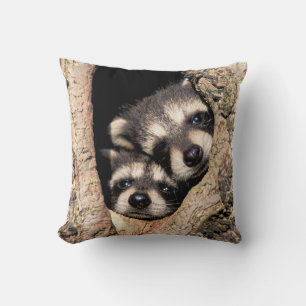 Baby-Waschbären schauen aus einem Baum heraus Kissen
