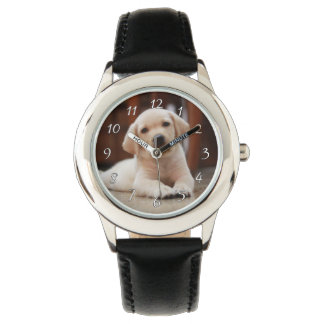 Baby Yellow Labrador Puppy Hund liegt auf Bauch Armbanduhr