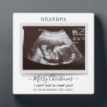Babyankündigung Frohe Weihnachtsgrandpa Fotoplatte<br><div class="desc">Es ist immer eine gute Zeit, diese aufregende Nachricht mit Ihren nächsten und lieben zu teilen. Perfekte Geschenkidee für die Oma mit Ultraschall Foto. Passen Sie diese einmalige Anzeige an, fügen Sie Ihre Daten hinzu und ließ jedem, der über diese Neuigkeiten Bescheid weiß. Gutes Geschenk für neue Eltern und Babyduschen....</div>