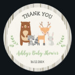 Babyaufkleber für Woodlandtiere Runder Aufkleber<br><div class="desc">Auf einem gescannten cremefarbenen Aquarellpapier-Hintergrund präsentiert sich der Babyduschaufkleber mit Hirsch, Bär, Kaninchen und Marmelade. Die Grenze ist ein Imitat Holzkornmuster. Das Design ist ebenfalls mit einem dekorativen Blattwerk versehen. Das gleiche Design danke Ihnen Karte und Einladung ist auch im Laden verfügbar. Dieses Waldtiere Thema Babydusche Aufkleber ist bereit, personalisiert...</div>