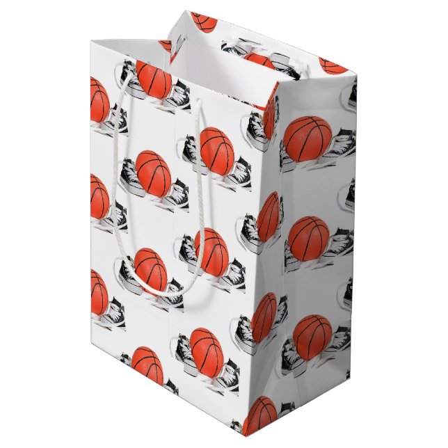 Babybettchen mit Basketball Mittlere Geschenktüte (Rückseite Schrägansicht)