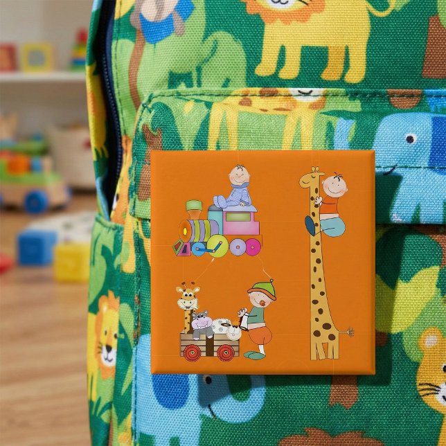 Babyboys mit Kinderzimmer-Train Giraffe und Wagon Button (Von Creator hochgeladen)