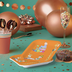 Babyboys mit Kinderzimmer-Train Giraffe und Wagon Pappteller