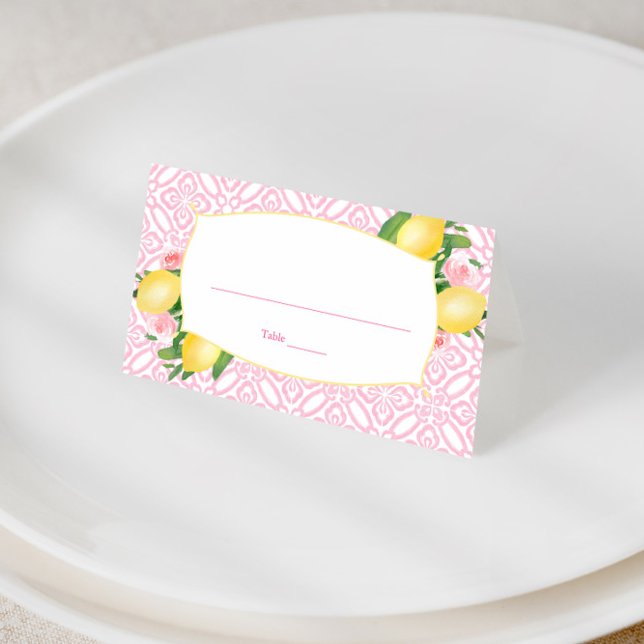 Babydusche für Mädchen, hübsch, rosa und weiße Zit Platzkarte (Pretty pink and yellow baby girl shower place card design featuring watercolor flowers and lemons)