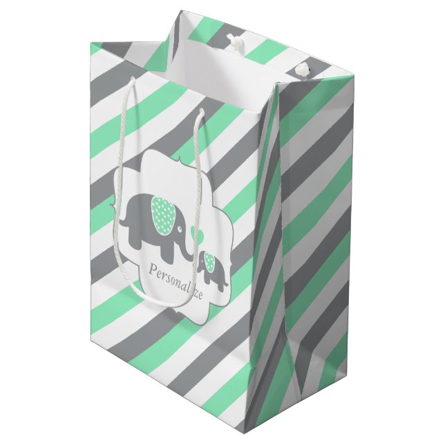 Babydusche mit weißem, grünem und grauem Streifen Mittlere Geschenktüte (Vorderseite Schrägansicht)