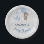 Babyduschtedys Bärenjunge mit silberblauem Namen Pappteller<br><div class="desc">Für eine Babydusche,  die einen kleinen Jungen feiert. Ein Imitat silber metallisch aussehender Hintergrund. Ein Teddybär mit blauen Ballonstern und Imitaten Glitzer Staub. Personalisieren und den Namen der Mutter hinzufügen.</div>