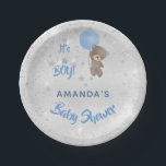 Babyduschtedys Bärenjunge mit silberblauem Namen Pappteller<br><div class="desc">Für eine Babydusche,  die einen kleinen Jungen feiert. Ein Imitat silber metallisch aussehender Hintergrund. Ein Teddybär mit blauen Ballonstern und Imitaten Glitzer Staub. Personalisieren und den Namen der Mutter hinzufügen.</div>