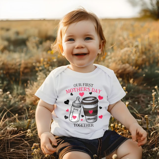 Babyflasche und Kaffee-Cup der ersten Mutter Baby Strampler (Von Creator hochgeladen)