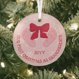 Babyfüße mit rosa Schleife Erstes Weihnachten der Ornament Aus Glas