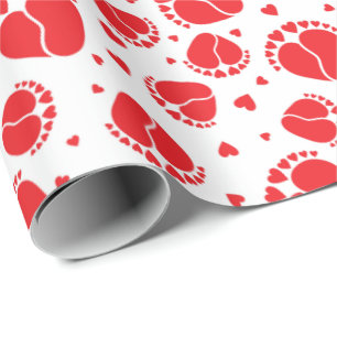 Babyfüße und Herz in roter Farbe Geschenkpapier