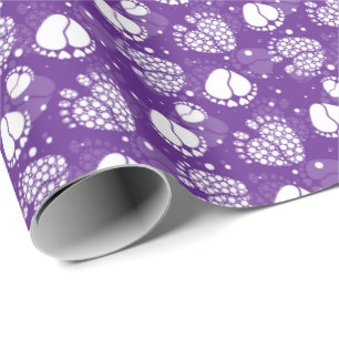 Babyfüße und Herzmuster in lila Farbe Geschenkpapier