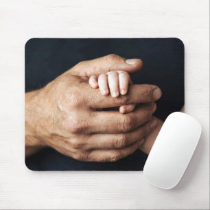 Babyhand hält Vaters Hand fest Mousepad