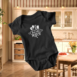 Babynahrung Kritikküche Utensil und Grünpflanzen Baby Strampler